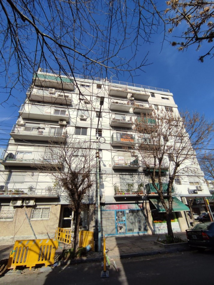 Hermoso Dpto 2 amb. al frente con balcon, super luminoso.