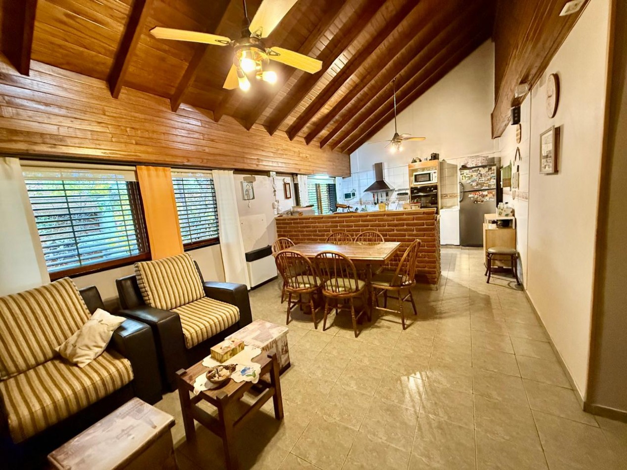 Impecable Casa 4 amb. en 1°P con 2 cocheras y terraza propia. APTO CREDITO!!!