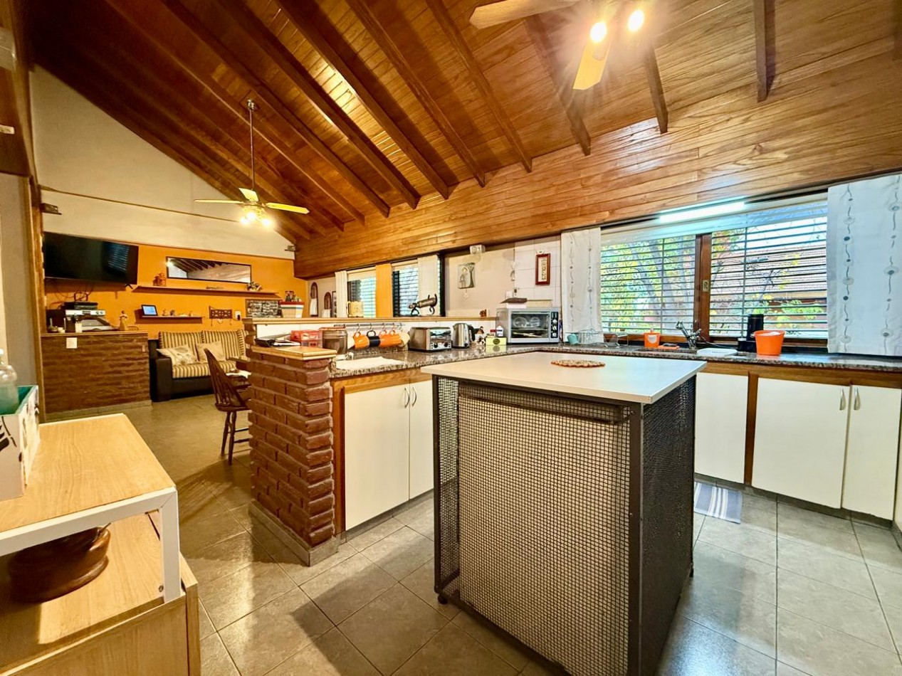 Impecable Casa 4 amb. en 1°P con 2 cocheras y terraza propia. APTO CREDITO!!!