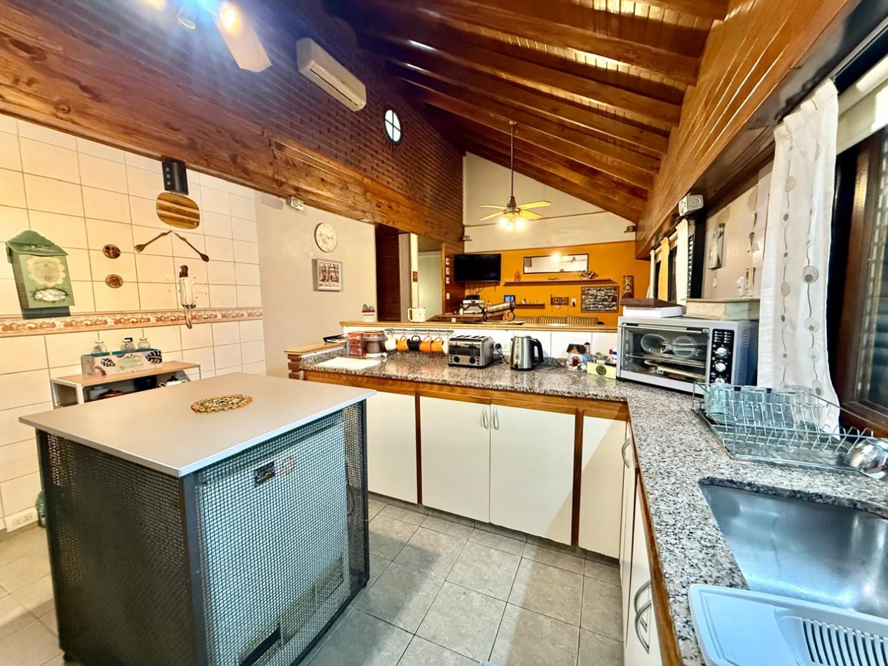 Impecable Casa 4 amb. en 1°P con 2 cocheras y terraza propia. APTO CREDITO!!!