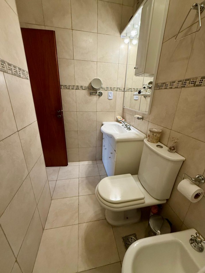Impecable Casa 4 amb. en 1°P con 2 cocheras y terraza propia. APTO CREDITO!!!
