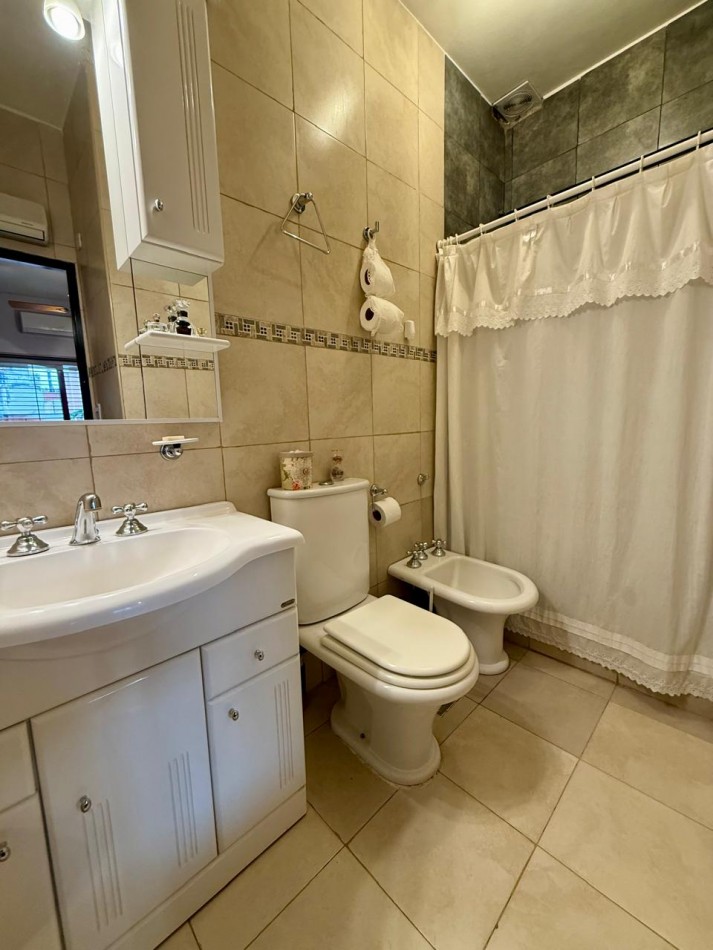 Impecable Casa 4 amb. en 1°P con 2 cocheras y terraza propia. APTO CREDITO!!!