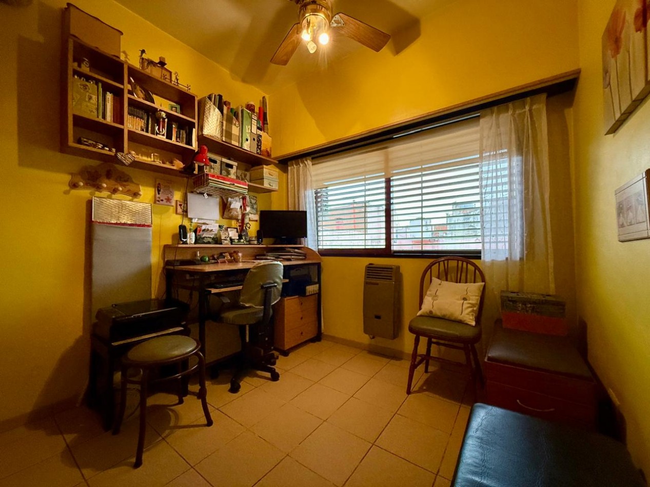 Impecable Casa 4 amb. en 1°P con 2 cocheras y terraza propia. APTO CREDITO!!!