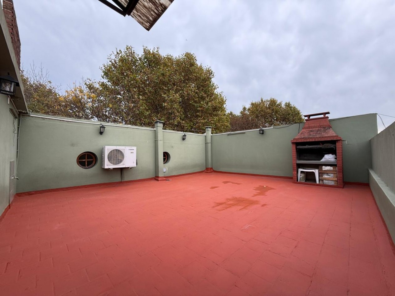 Impecable Casa 4 amb. en 1°P con 2 cocheras y terraza propia. APTO CREDITO!!!