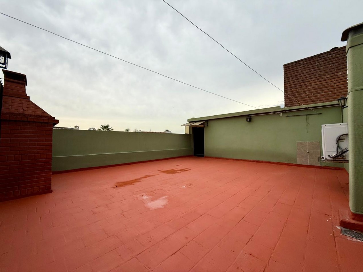 Impecable Casa 4 amb. en 1°P con 2 cocheras y terraza propia. APTO CREDITO!!!