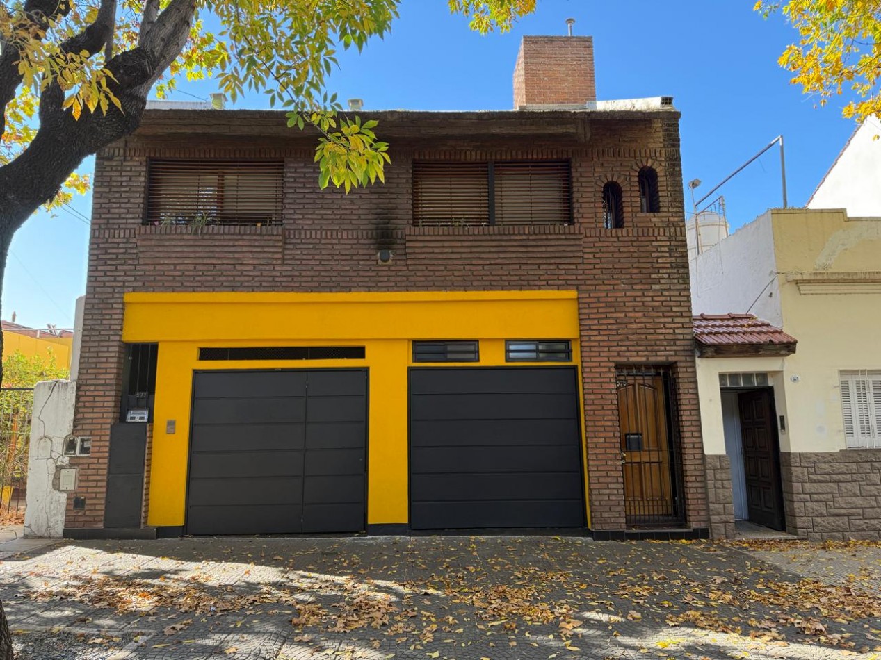 Impecable Casa 4 amb. en 1°P con 2 cocheras y terraza propia. APTO CREDITO!!!