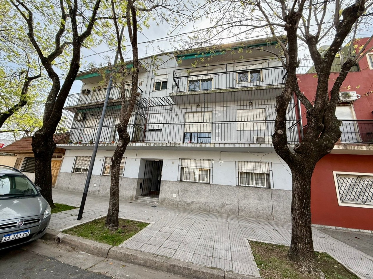 Dos ambientes muy luminoso al frente con balcon corrido en 2° piso. BAJAS EXPENSAS!!