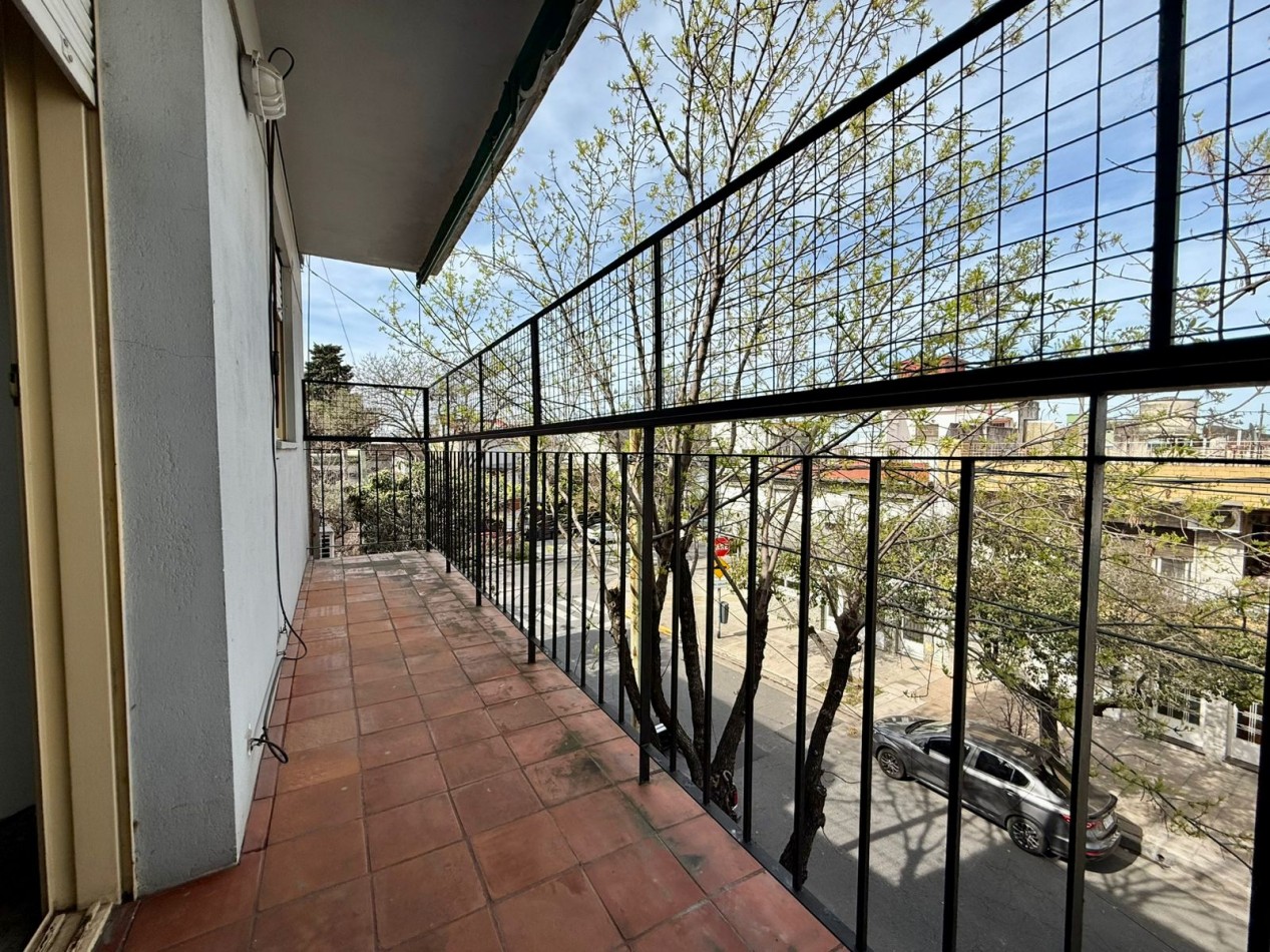 Dos ambientes muy luminoso al frente con balcon corrido en 2° piso. BAJAS EXPENSAS!!