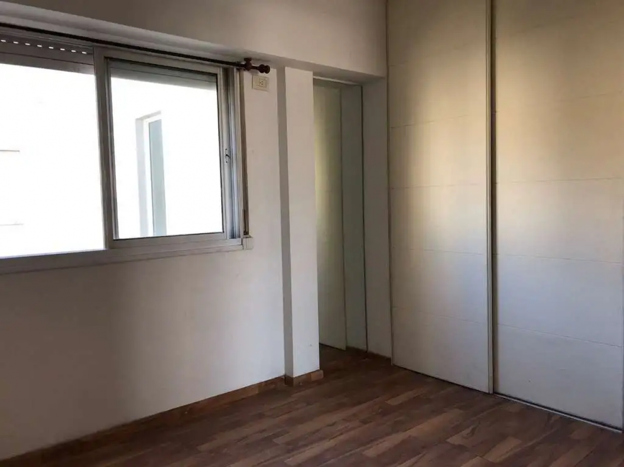 Excelente departamento dos ambientes con balcon y terraza propia. Bajas expensas!
