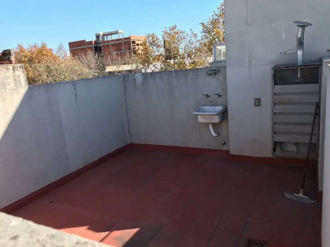 Excelente departamento dos ambientes con balcon y terraza propia. Bajas expensas!