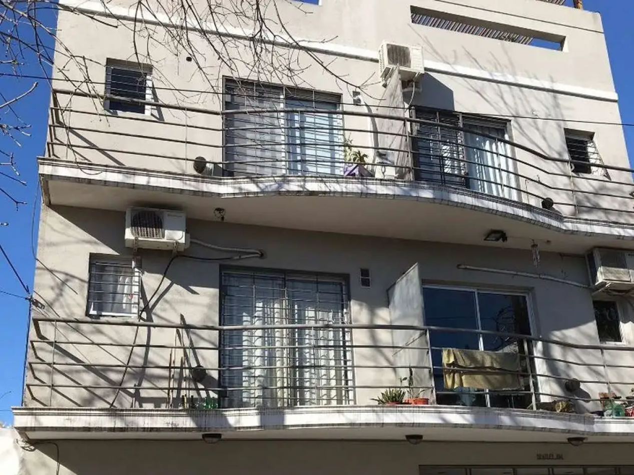 Excelente departamento dos ambientes con balcon y terraza propia. Bajas expensas!