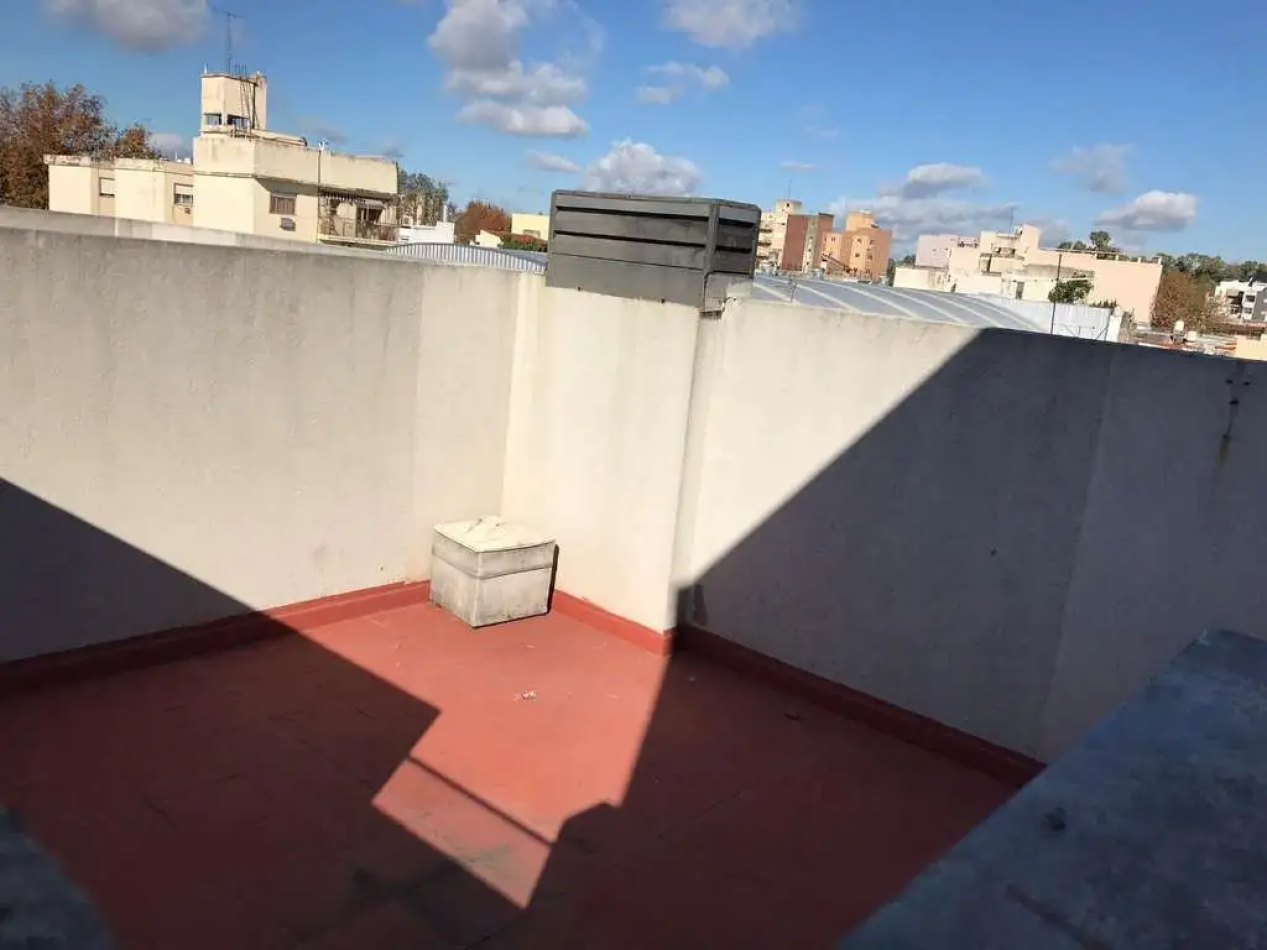 Excelente departamento dos ambientes con balcon y terraza propia. Bajas expensas!