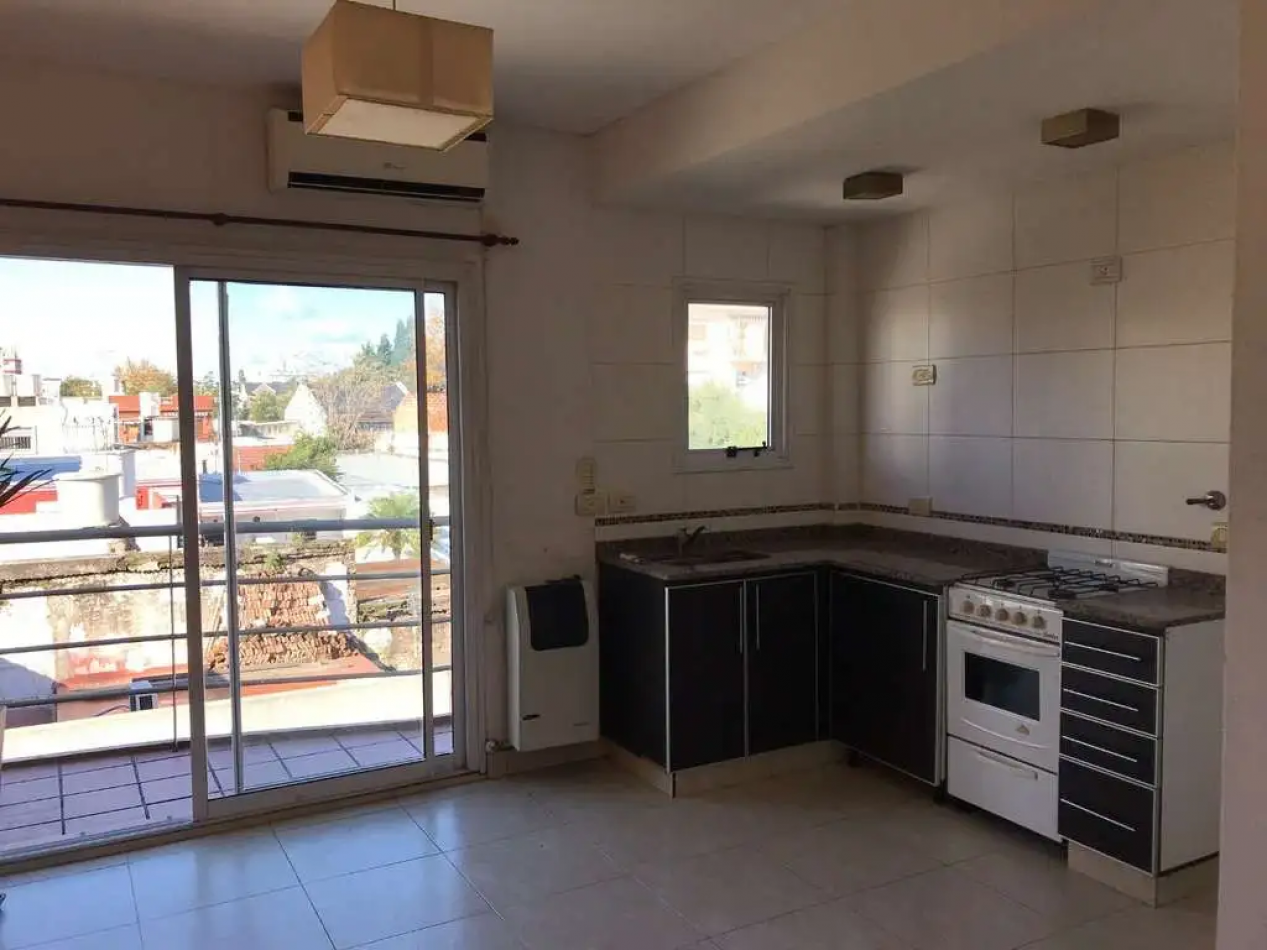 Excelente departamento dos ambientes con balcon y terraza propia. Bajas expensas!