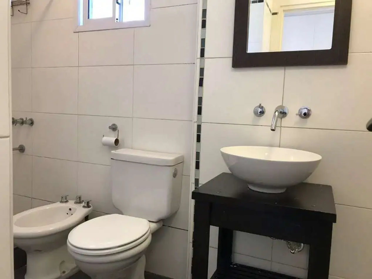 Excelente departamento dos ambientes con balcon y terraza propia. Bajas expensas!