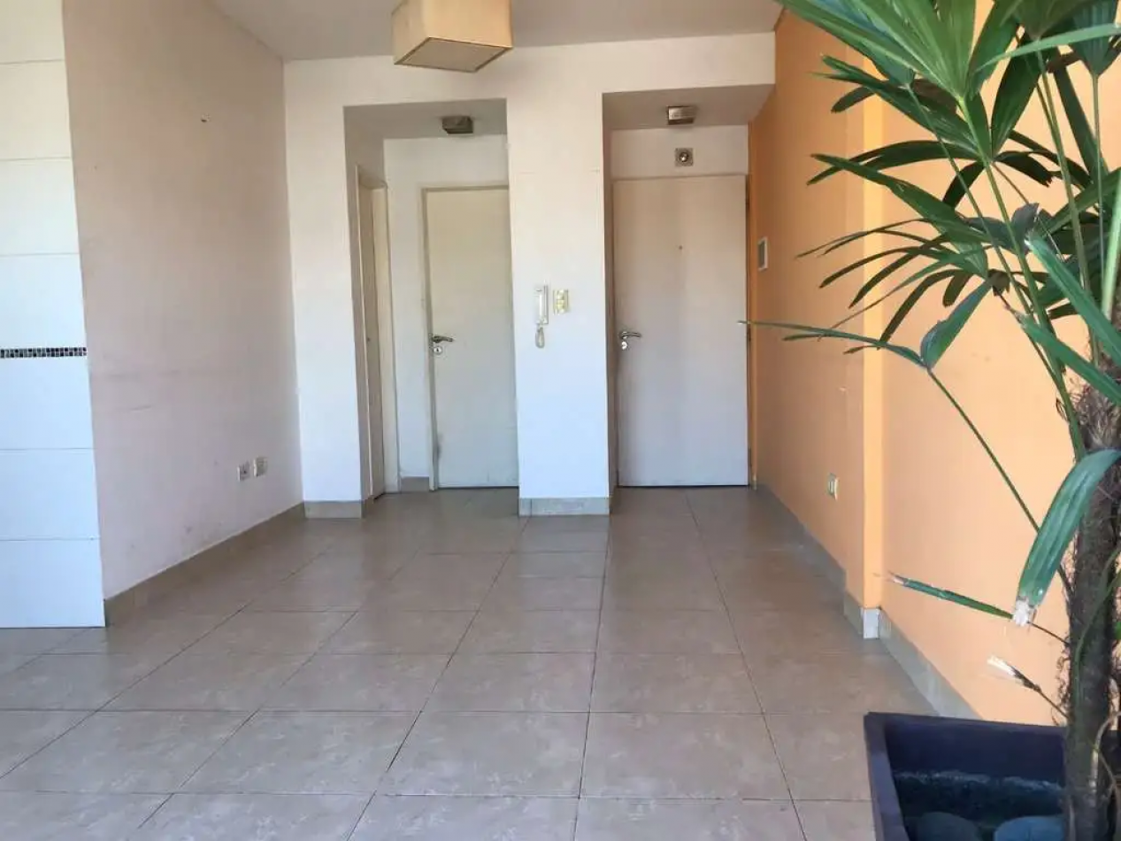 Excelente departamento dos ambientes con balcon y terraza propia. Bajas expensas!