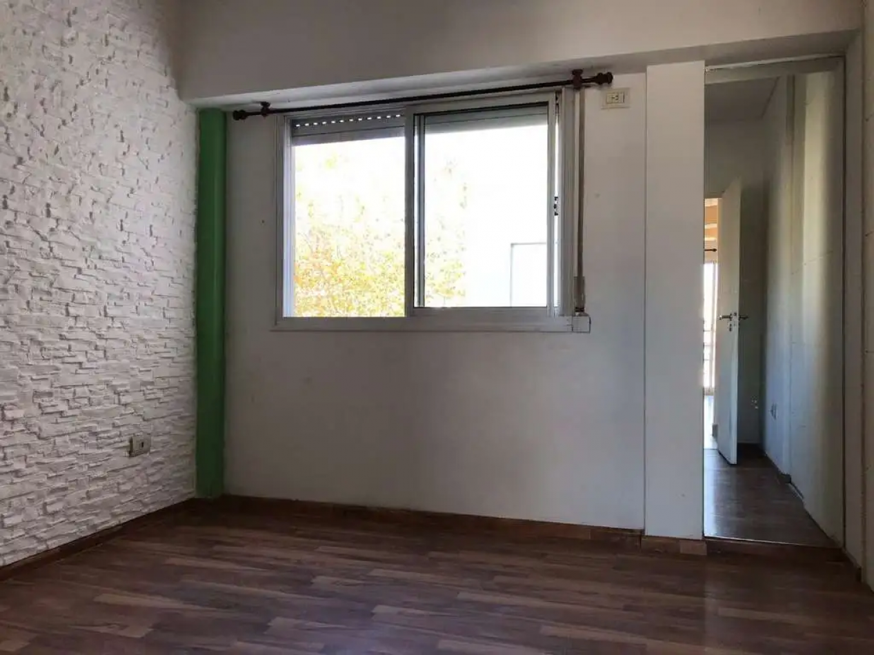 Excelente departamento dos ambientes con balcon y terraza propia. Bajas expensas!