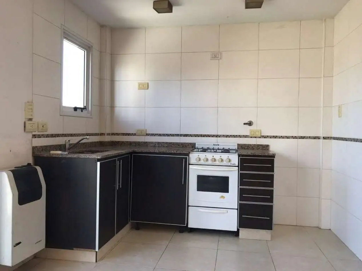Excelente departamento dos ambientes con balcon y terraza propia. Bajas expensas!