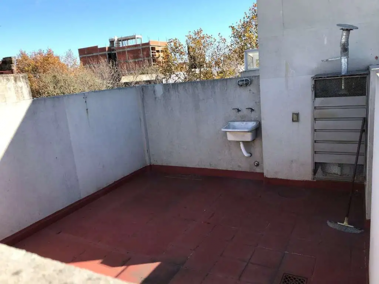 Excelente departamento dos ambientes con balcon y terraza propia. Bajas expensas!