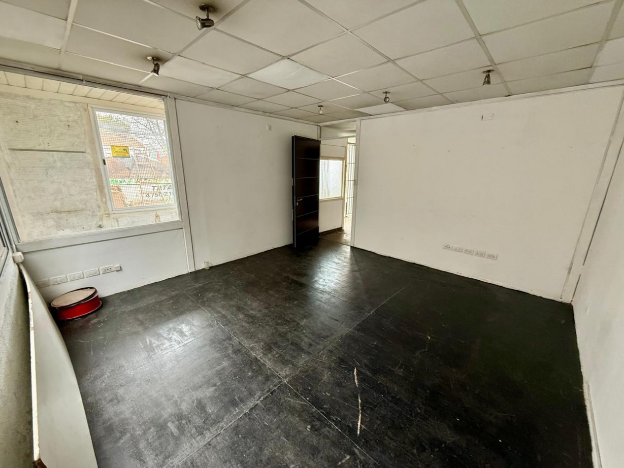 Galpon de 600 m2 con oficinas sobre lote de 16x50 con trifasica
