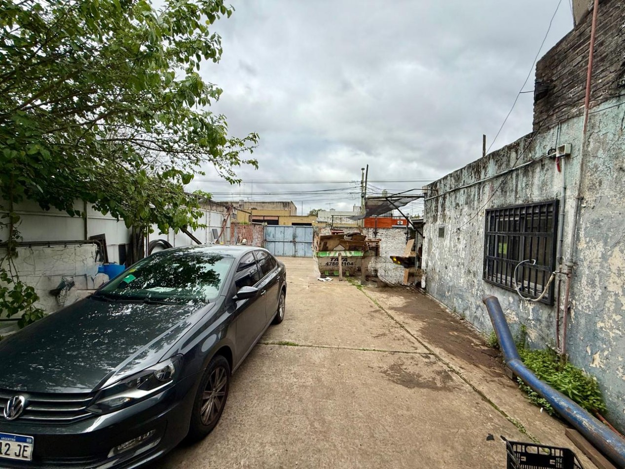 Galpon de 600 m2 con oficinas sobre lote de 16x50 con trifasica