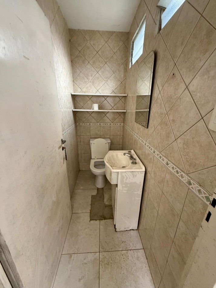 Galpon de 600 m2 con oficinas sobre lote de 16x50 con trifasica