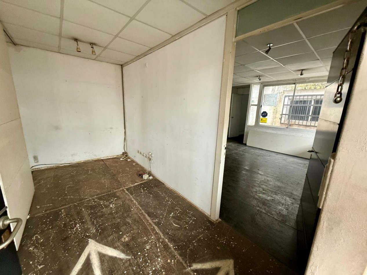 Galpon de 600 m2 con oficinas sobre lote de 16x50 con trifasica