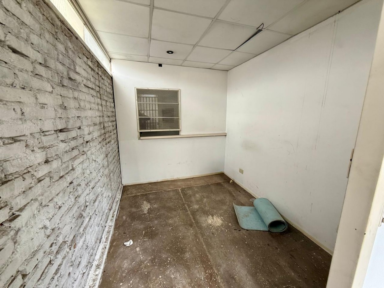 Galpon de 600 m2 con oficinas sobre lote de 16x50 con trifasica