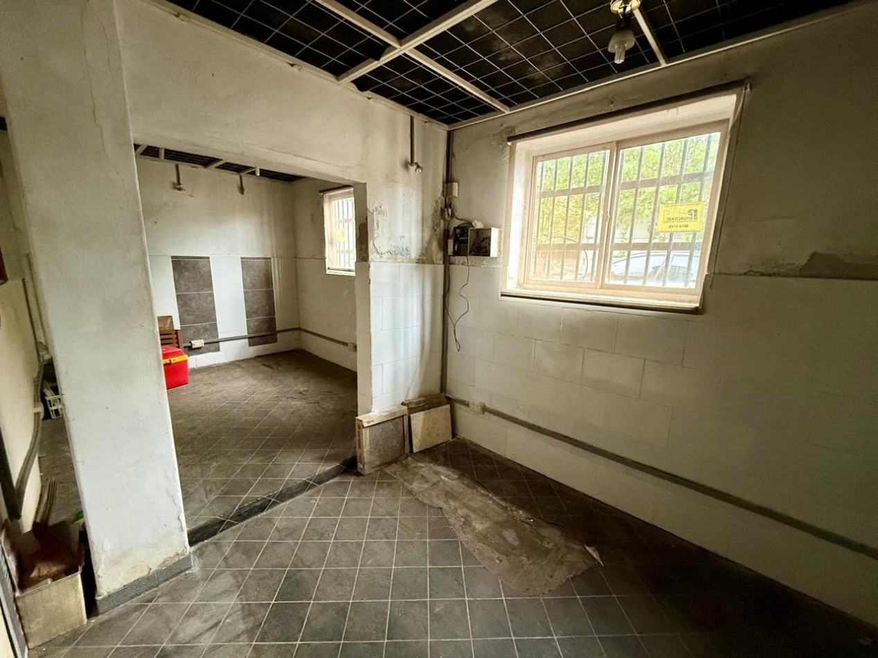 Galpon de 600 m2 con oficinas sobre lote de 16x50 con trifasica