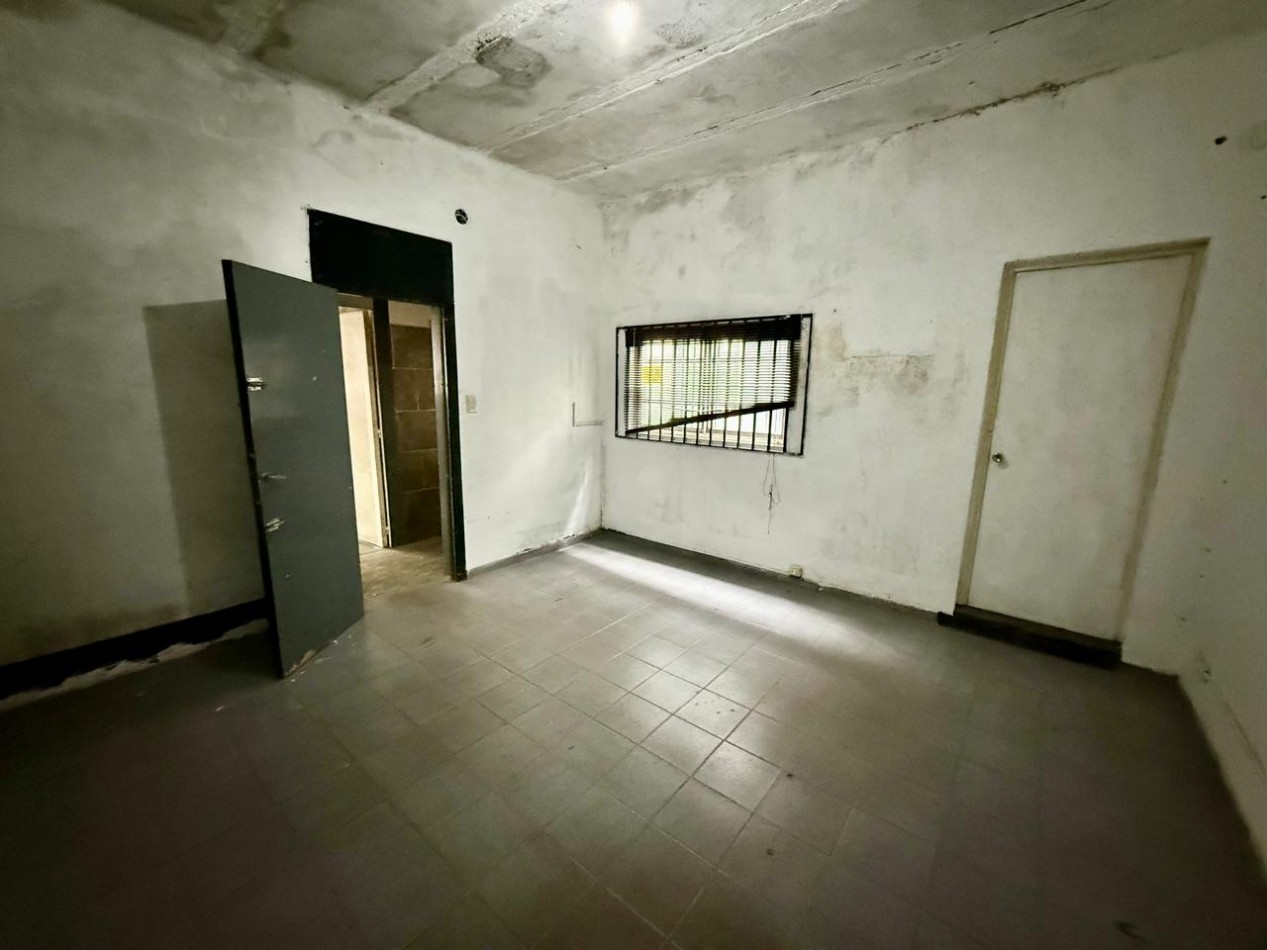 Galpon de 600 m2 con oficinas sobre lote de 16x50 con trifasica