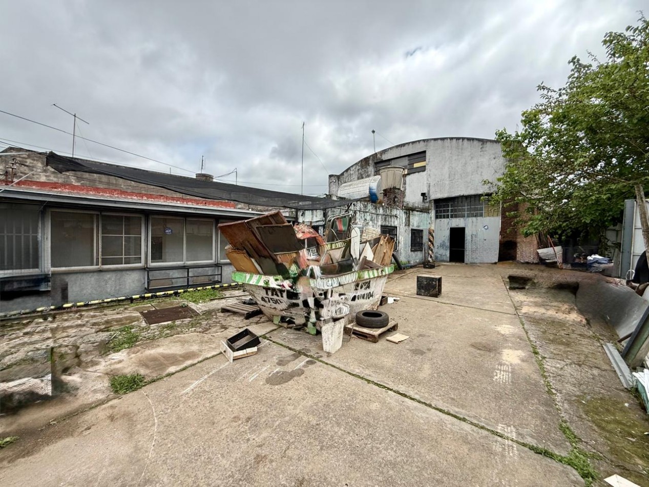 Galpon de 600 m2 con oficinas sobre lote de 16x50 con trifasica
