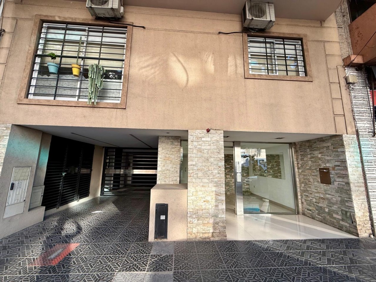 Monoambiente en 8° piso muy luminoso con cochera y SUM con piscina