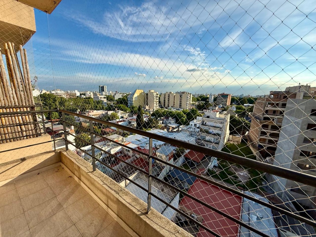 Monoambiente en 8° piso muy luminoso con cochera y SUM con piscina