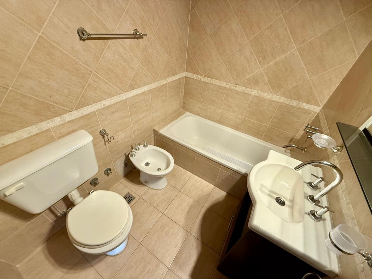 Monoambiente en 8° piso muy luminoso con cochera y SUM con piscina