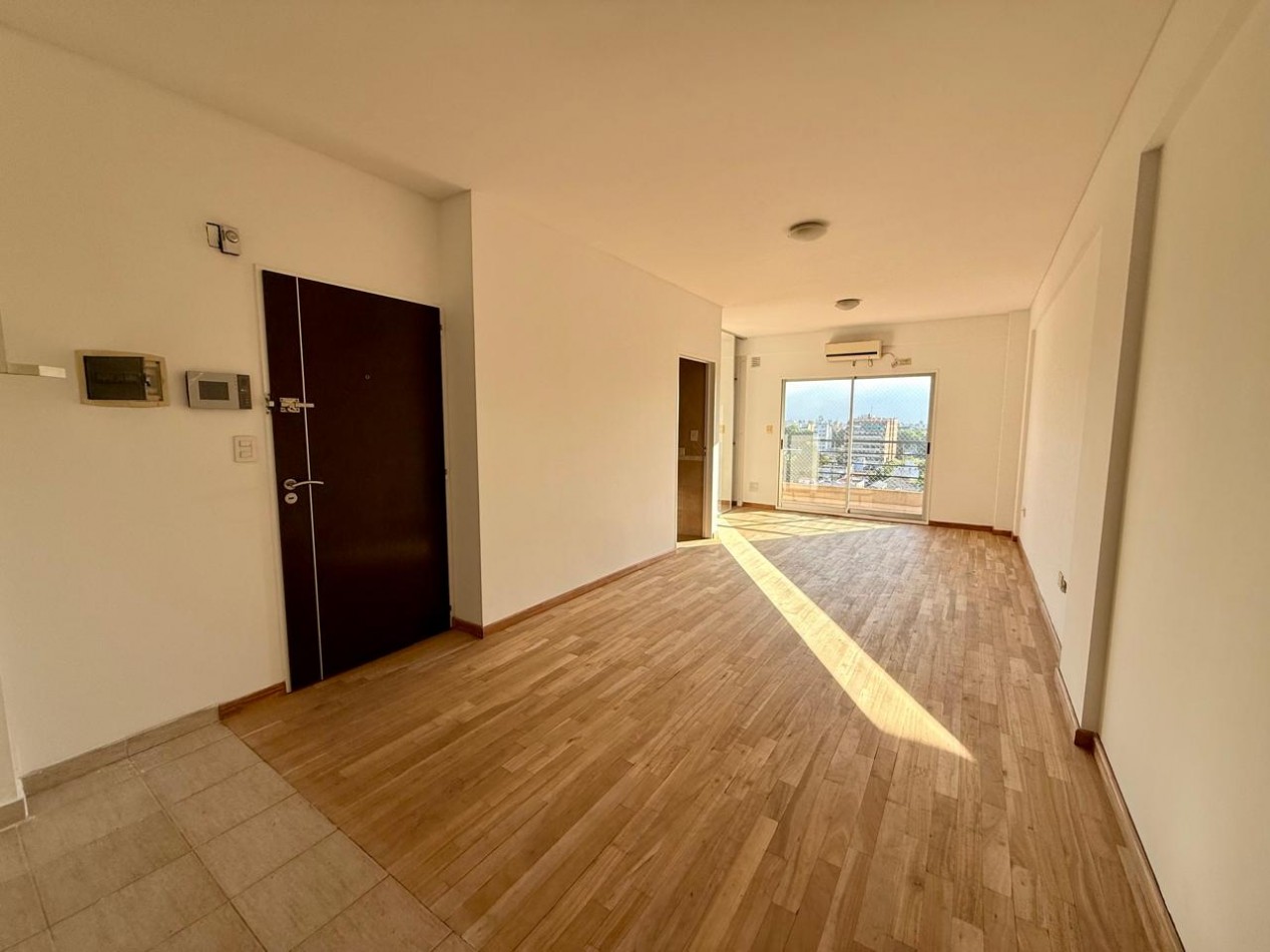Monoambiente en 8° piso muy luminoso con cochera y SUM con piscina