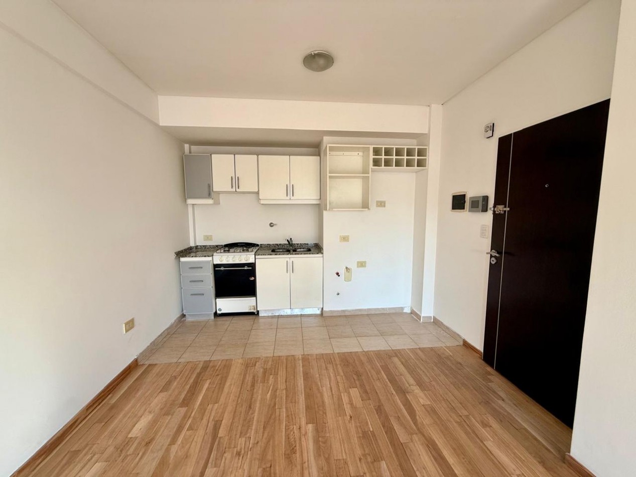 Monoambiente en 8° piso muy luminoso con cochera y SUM con piscina