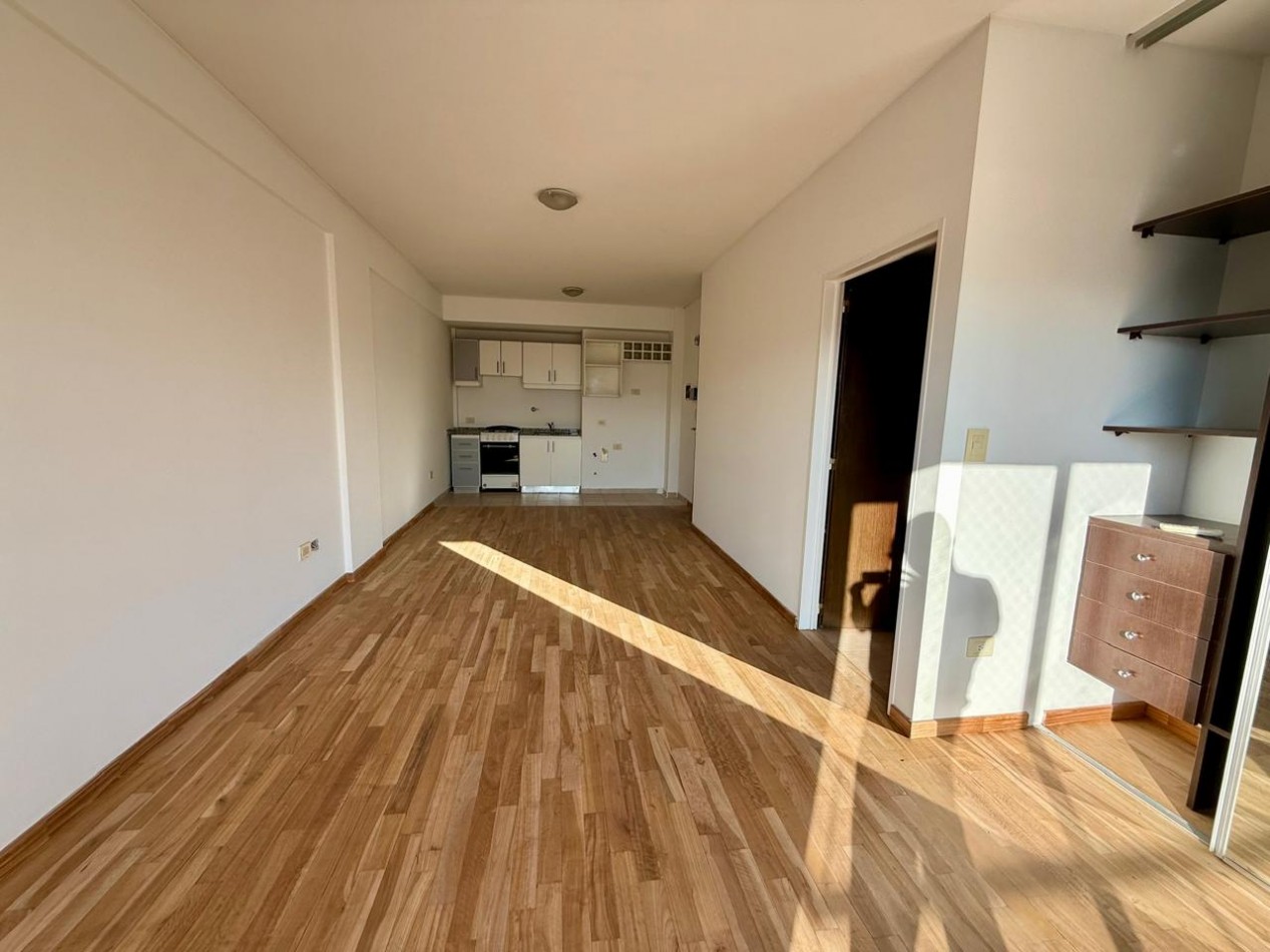 Monoambiente en 8° piso muy luminoso con cochera y SUM con piscina