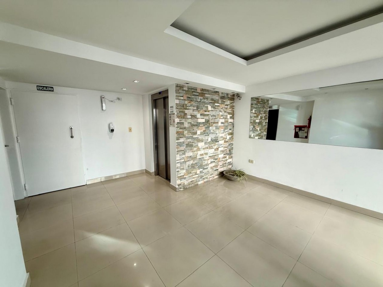 Monoambiente en 8° piso muy luminoso con cochera y SUM con piscina