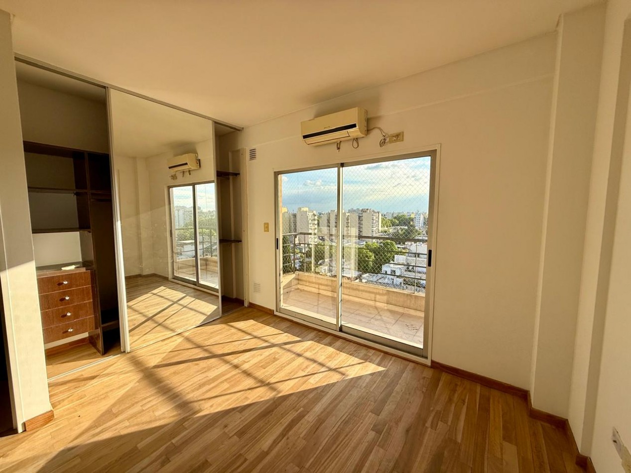 Monoambiente en 8° piso muy luminoso con cochera y SUM con piscina