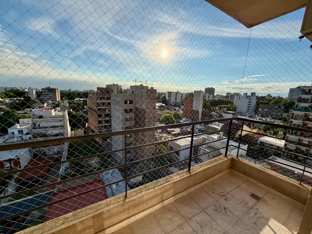 Monoambiente en 8° piso muy luminoso con cochera y SUM con piscina