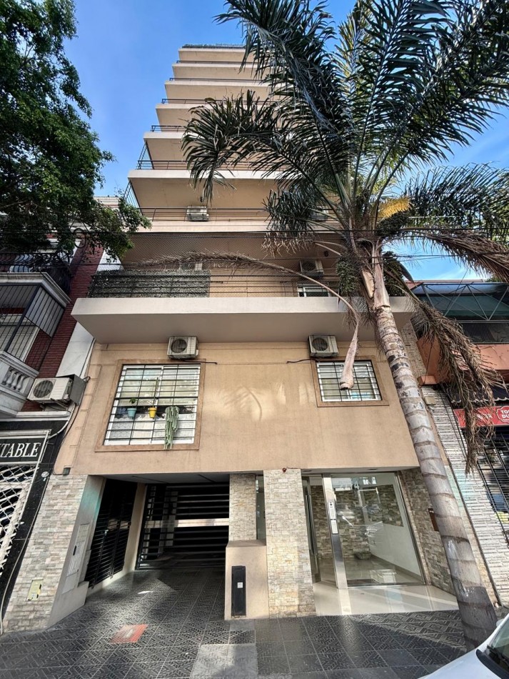 Monoambiente en 8° piso muy luminoso con cochera y SUM con piscina