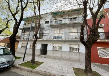 Dos ambientes muy luminoso al frente con balcon corrido en 2° piso. BAJAS EXPENSAS!!