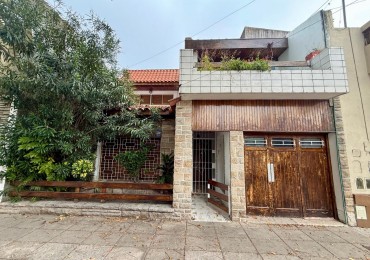 Casa en lote propio de 8.66 x 14.5 con garaje comodo living comedor patio y tres dormitorios